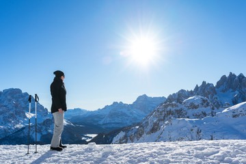 Frau in winterlicher Landschaft
