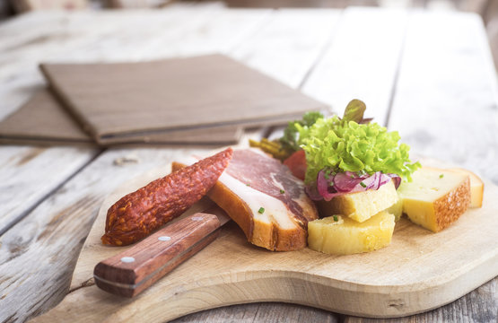 S&uuml;dtiroler Brotzeit mit Kaminwurz K&auml;se und Speck