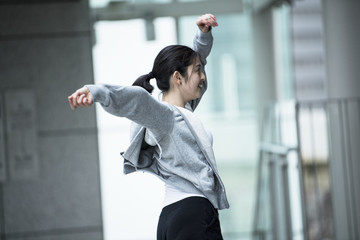 A woman who concentrates and dances modern dance