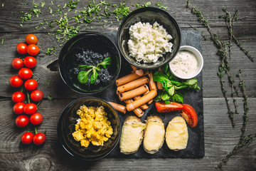 Sausage with cereals, cherry tomato, tartar sauce and spinach