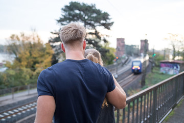 Verliebtes Pärchen an den Bahngleisen 