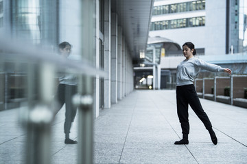 Obraz premium Dancer is practicing the choreography in the city