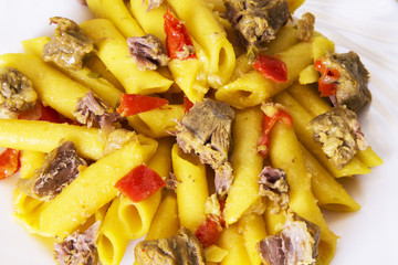 plate of macaroni and meat with tomato
