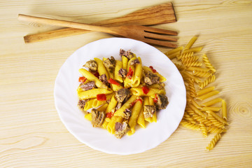plate of macaroni and meat with tomato