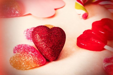 Obraz na płótnie Canvas valentines greeting card with heart candies 