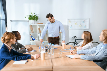 Obraz premium multicultural businesspeople discussing something at meeting