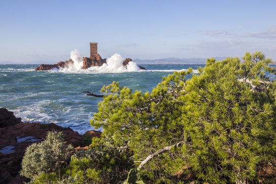Forte vague et vents violent sur la tour de l'&icirc;le d'Or du Cap du Dramont, Var 