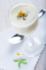 Crema tibia de espárragos blancos con berberechos, comida creativa y de gourmet para Navidad y otras celebraciones