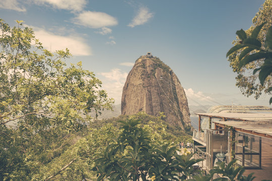 Brazil, Rio de Janeiro, view to Sugarloaf Mountain with ropeway station on Morro da Urca