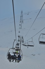Télésiège dans le brouillard