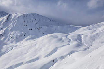 Fototapeta na wymiar Verschneite Landschaft am Berg mit viel Schnee im Winter