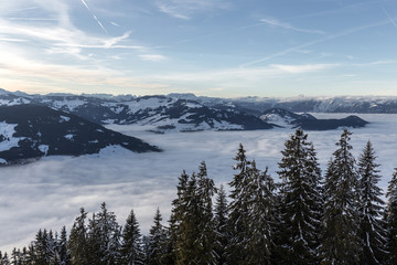 Nebel liegt im Tal mit Winterlandschaft