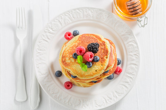Homemade goden american pancakes with fresh berry fruits