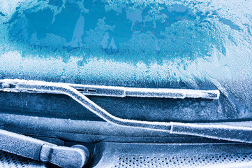 Obraz premium The ice-cold frost forms ice crystals in beautiful unique patterns on the Car