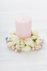 白いミニバラとピンクの蝋燭