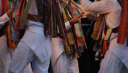 Obraz premium Bailarines de folk vasco durante una actuación