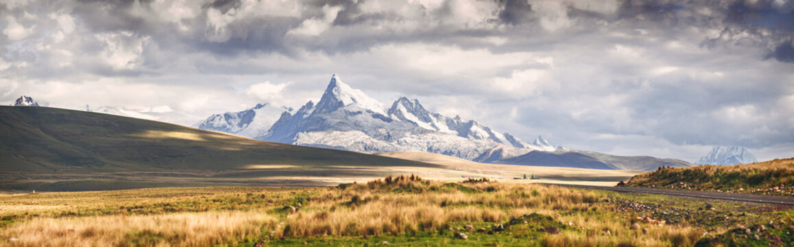 Peru, snowy mountains in Huaraz, Panoramic view