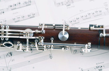 Blasinstrument Klarinette einem auf Notenblatt