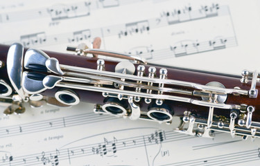 Obraz premium Detail of an clarinet on some musicnotes