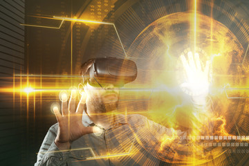 Mann mit virtual reality-brille bedient interface