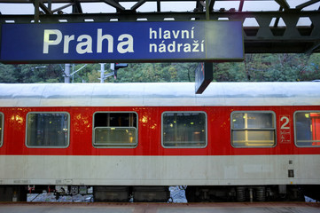 Internationaler Nachtzug im Prager Hauptbahnhof - obrazy, fototapety, plakaty