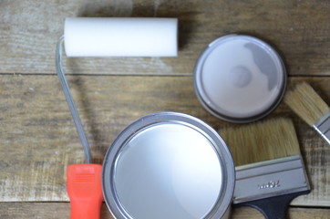 Demonstration of the painted surface with a waterproof paint by cushion and brush