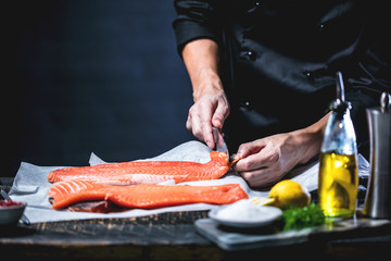 Chef Koch Lachs zubereitung