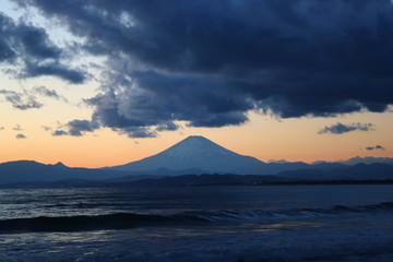 Naklejka na ściany i meble 富士山の夕景（江ノ島付近から撮影）