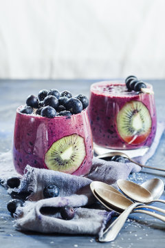 Smoothie pudding with tapioca, blueberries, and kiwi