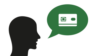 Person spricht von Bankkarte