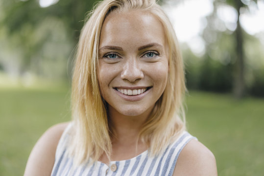Portrait of smiling young woman in a park