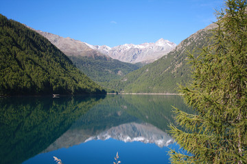 Berge umrahmen Talsperre, See in Südtirol, Schnalstal
