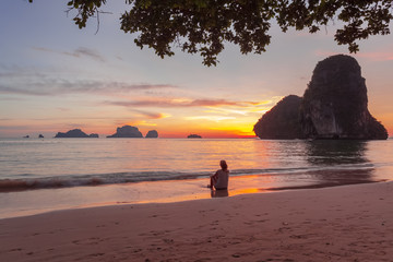 femme contemplant un coucher de soleil sur les îles de la mer d'andaman, Thaïlande 