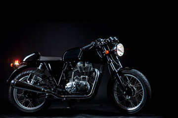 Fototapeta na wymiar Motorrad caferacer im studio vor schwarzem hintergrund