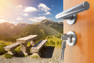 offene Tür mit Ausblick auf die Berge 