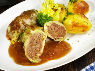 Kohlrouladen mit Kartoffeln und Sauce
