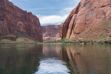 Fototapeta na wymiar glen canyon reflective water view