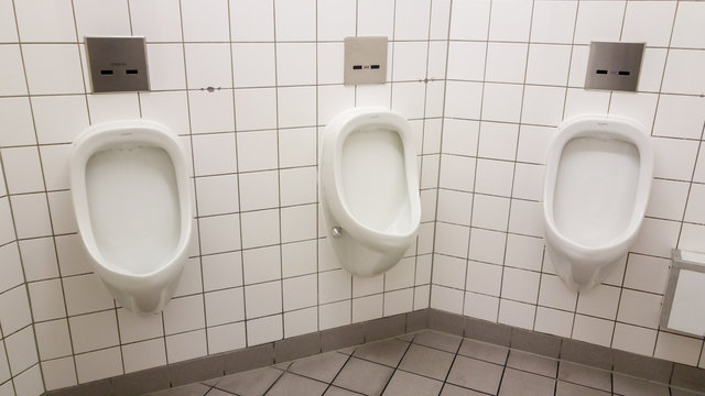 Urinale auf einer &ouml;ffentlichen Toilette