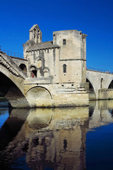 Fototapeta na wymiar Pont Saint-Bénézet, auch Pont d’Avignon genannt, ist die Ruine einer Bogenbrücke in der französischen Stadt Avignon