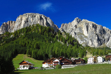 Fototapeta na wymiar die Cirspitzen im Gadertal, Südtirol, Italien