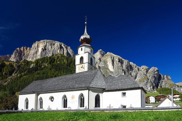 Fototapeta na wymiar Kirche von Kolfuschg, Corvara, Gadertal, Südtirol, Italien