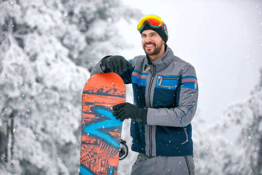 Man witth board on ski terrain