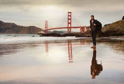 bel homme face au Golden Gate bridge