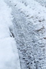 Reifenspuren im Schnee, Schneeglätte
