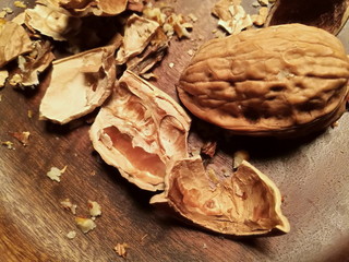 Walnuss mit Nussschale auf einem Holzteller zum Advent in einem Bauernhaus in Rudersau bei...