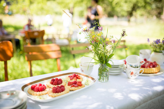Kaffetisch auf einer Wiese im Sommer