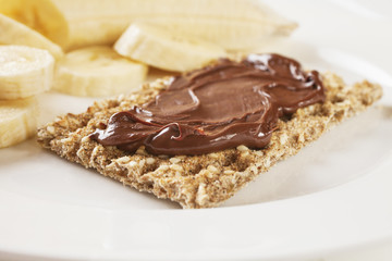 A small meal of crispbread with chocolate spread and a large banana, for a total of 260 calories or 1100 kilojoules.