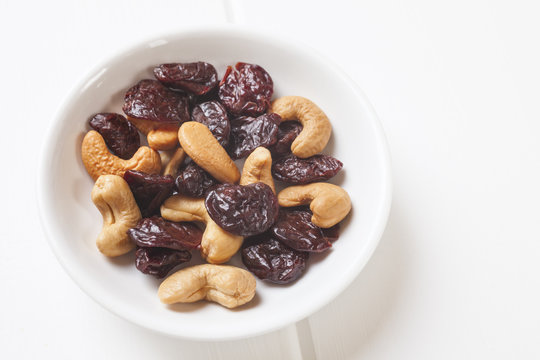 Very small meal or snack of dried cherries and cashew nuts. 40g cherries and 14g cashew nuts for a total of 186 calories, or 779 kilojoules.