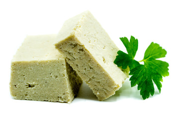 Tofu isoliert freigestellt auf weißen Hintergrund, Freisteller
