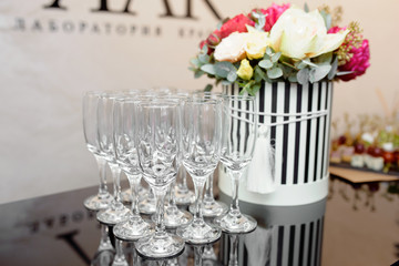 Wine glasses and flowers on the table